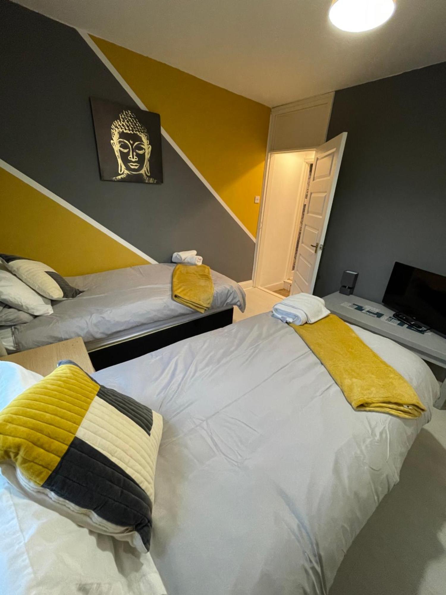 Home Sweet Home In Rg1 With Free Parking Reading Exterior foto